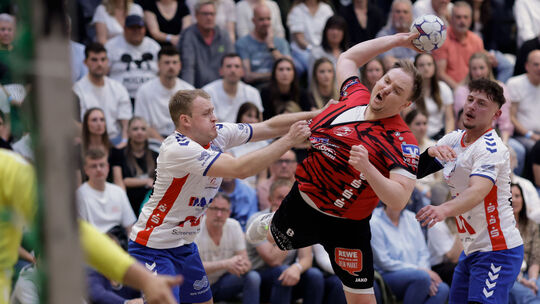 Auch im Derby von Mülheim-Urmitz nicht zu bremsen waren Kalani Schmidt (am Ball) und der HV Vallendar, der nun schon zwei Spielt