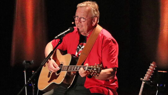 „Reg dich nicht auf - gibt nur Falten“. Diesen Rat gab am Mittwochabend der Comedian Bernd Stelter in der Stadthalle von Ransba