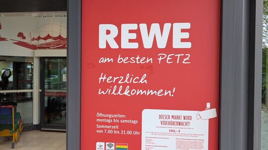 Der Eingangsbereich des Petz Rewe-Supermarkts zwischen Betzdorf und Kirchen wird grundlegend verändern - bei Weitem nicht die ei