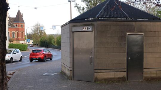 Könnte es mit der öffentlichen WC-Anlage am Bahnhof bald Geschichte sein? Das war Thema im Hauptausschuss.