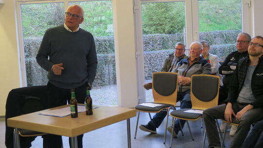Peter Bleser aus Brachtendorf hält bei der Dorfakademie Hambuch einen Vortrag über seine 31-jährige Mitgliedschaft im Deutschen