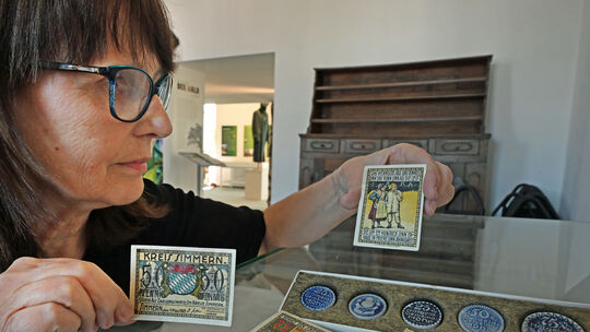Hiltrud Heiles, Mitarbeiterin im Hunsrück-Museum mit Hunsrücker Notgeldscheinen und Münzen aus der Inflationszeit nach dem Erste