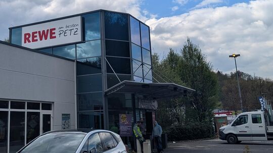 Das Erscheinungsbild des Petz Rewe-Markts zwischen Betzdorf und Kirchen wird sich in den nächsten Wochen und Monaten verändern.