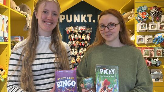Echte Spieleexpertinnen: Hannah Liekenbröker (links) und Joceline Fischer vom Team des Reuffel-Spielraums präsentieren interessa