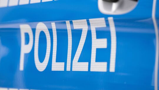 Weil er zwei Polizistinnen in einem Streifenwagen obszön beleidigte, muss ein 48-Jähriger eine Geldstrafe zahlen. (Symbolbild)