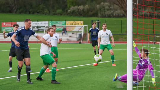 Nach dem 2:5 bei der SG Westerburg II (links Til Eisenmenger) ist der Aufstiegszug für den TuS Niederahr (rechts Mauricio Ewald)