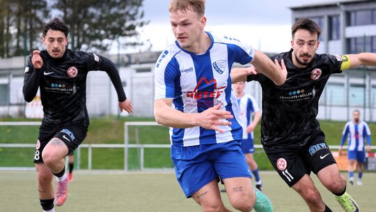 Gegen Rot-Weiss Wittlich gab es Anfang April den letzten Sieg für Lasse Bieg (blau-weißes Trikot) und seine EGC Wirges. 4:1 hieß