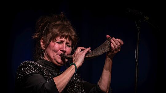 Bekannt ist Hildegunn Øiseth für ihr Spiel mit dem Bukkehorn.