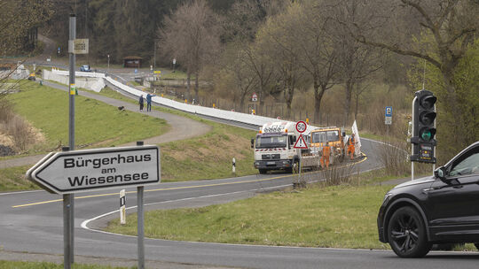 Aufgrund der Arbeiten an der Hochwasserentlastungsanlage ist die Kreisstraße bei Stahlhofen halbseitig gesperrt.