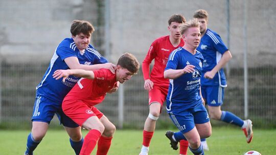 Zuletzt zeigte die SG Westum/Löhndorf (vorn in Blau mit Julian Merken und Maurice Lefevre) gegen Tabellenführer SV Untermosel ei