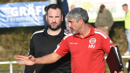 Sprechen sich über die Ausrichtung des FC Schmittweiler ab: Trainer Murat Yasar (rechts) und sein Assistent Christian Koch.
