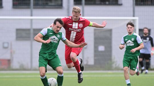 Nach dem 2:2-Unentschieden im Topspiel hat der Ahrweiler BC II um Kapitän Finn Götte (in Rot) am Mittwoch 2:0 in Bad Bodendorf g