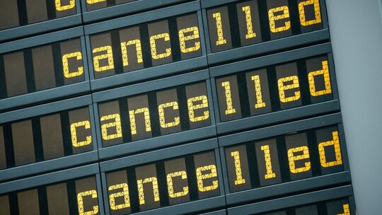 Gestrichene Flüge auf einer Anzeigetafel am Flughafen