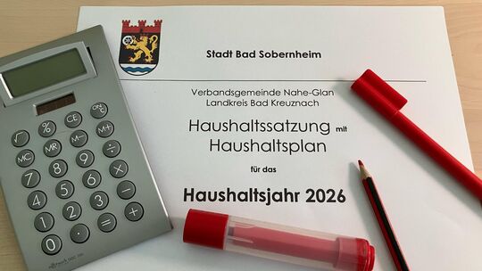 Der Haushalt 2026 für die Stadt Bad Sobernheim steht. Der Rat hat im Zahlenwerk intensiv mit Rotstiften gearbeitet. Trotzdem lie