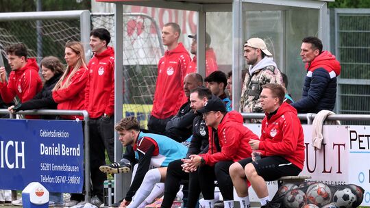 Zwischen Julian Schmitz (rechts) und Julian Moog (Dritter von rechts) wird am Sonntag nicht Marvin Schenk sitzen. Der Immendorfe