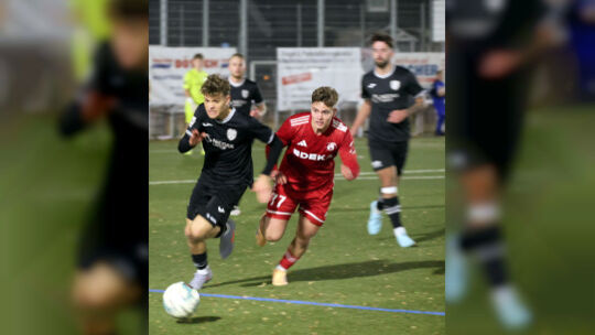 Das Hinspiel bei eisigen Temperaturen in Rübenach gewannen Fabio Schopp (schwarzes Trikot, hier im Laufduell mit Jayden Juranovi