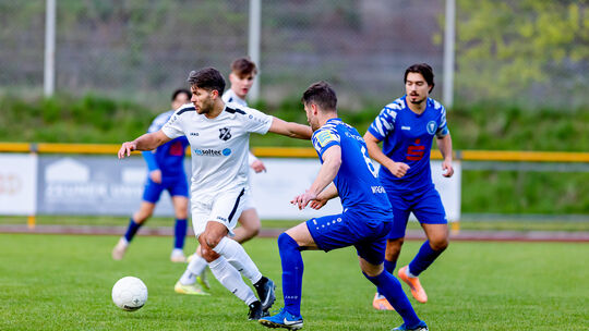 Nach zuletzt sechs Siegen in Folge müssen die Fußballer des FC Metternich (in Blau) zum schwierigen Auswärtsspiel nach Emmelshau
