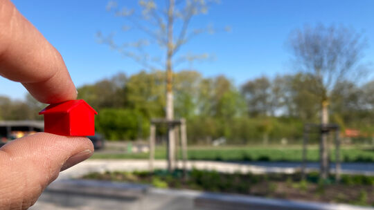 Die Stadt Emmelshausen wünscht sich ein Hotel am Marktplatz. Wie im Gesellschaftsspiel Monopoly ist ein Hotelbau auch in der Rea