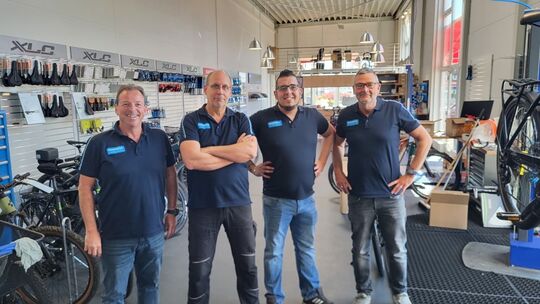 Thorsten Große (links) und sein Team vom Fahrradservicecenter Zangmeister haben die Arbeit in ihrem neuen Standort in Mülheim-Kä