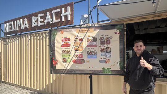 Freut sich auf Gäste und das erweiterte Gastro-Angebot vom Bosporus-Grill: Neuma-Beach-Betreiber Valon Karalija.