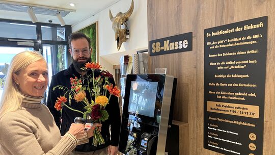 Hans-Jürgen Meyer mit seiner Frau Ilse an der Kasse des neuen SB-Blumenhops, dem Herzstück des Systems. Hans-Jürgen Meyer mit seiner Frau Ilse an der Kasse des neuen SB-Blumenhops, dem Herzstück des Systems.