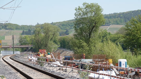 Noch wird an einer Stützwand bei Heimersheim gebaut, um der Ahr mehr Platz zu geben. Erst nach Fertigstellung kommt das zweite G