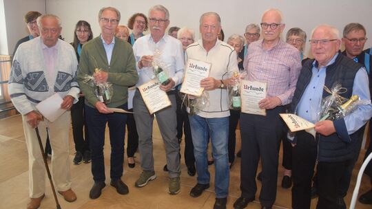 Für ihre langjährige Mitgliedschaft wurden sechs Männer des Gesangvereins in St. Aldegund geehrt.