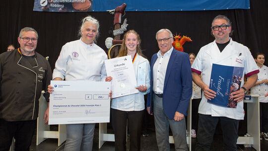 Le Championnat du Chocolat à Coblence: Julia Trumpler aus Kaisersesch sichert sich Platz eins in der Nachwuchskategorie Schokola