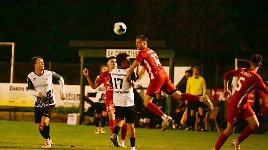 Erinnerungen an ein wildes Spiel: Im Rheinlandpokal setzte sich Oberzissen dank zweier Treffer in der 90. und 92. Minute mit 5:4
