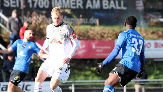 Im Hinspiel gab es für Niklas Heinemann (weißes Trikot) und seinen SV Eintracht Mendig eine 0:2-Niederlage. Beide Treffer erziel