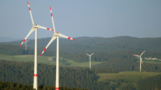 Aktuell bringen Schwertransporte Windräder in den Windpark nach Dörth. Ende April sollten diese eigentlich beendet sein. Nun dau