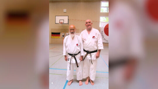 Helmut Priewer (rechts) mit Shihan („vorbildhafter Lehrer“) Hideo Ochi, bei dem der Anhausener alle seine Dan-Prüfungen ablegte.