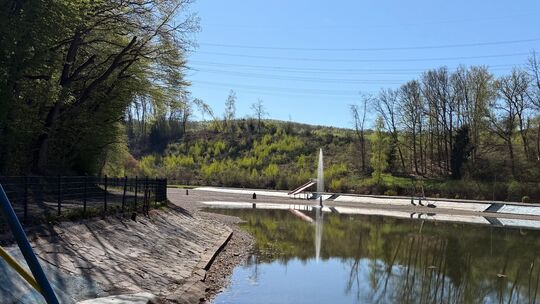 Langsam füllt sich das Becken des Waldschwimmbads Thalhausermühle, das mit 16.000 Quadratmetern Wasserfläche schon eine stattlic