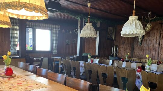 In der gemütlichen Gaststube kommt man sich garantiert näher und schnell ins Gespräch.
