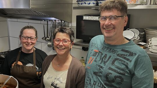 Die Schwestern Silke König (links) und Simone Pietsch und Oliver Bösch in der schmalen, aber langen Küche der Köppelhütte. Hier