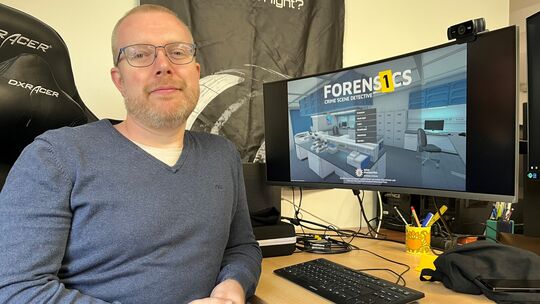 Geschäftsführer Jens Wiechering zeigt den Titelbildschirm des neuen Videospiels "Forensics". Es simuliert realitätsnah die Arbei