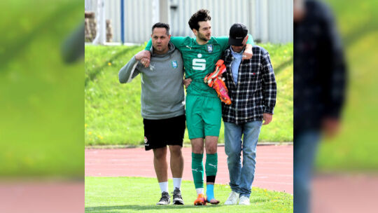 Nach einer halben Stunde verletzte sich Mülheim-Kärlichs Torwart Felix Lehmann (Mitte) beim 3:4 gegen Laubach am Fuß und musste
