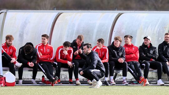 Ein voller Kader und damit auch eine volle Bank war nach der Winterpause ein Faustpfand für Laubach um Trainer Tobias Jakobs (vo