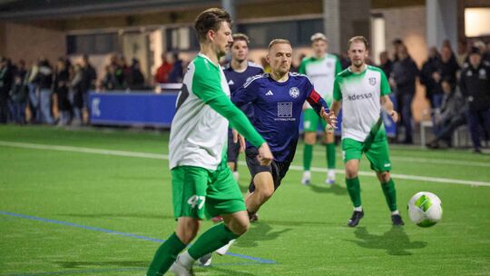 Im Hinspiel gewannen die Betzdorfer um Moritz Brato (in Grün-Weiß) gegen die Westerburger und David Gläser (in Blau) mit 4:1.