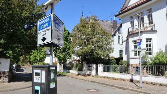 Warum die Stadt Parkgebühren in der Freiherr-von-Stein-Straße erhebt, damit Anwohner wie Erika Bauer verärgert, selten jemand do