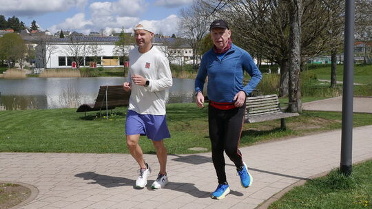 Michael Schymura dreht ein paar Proberunden am Baumholderer Weiher, wo er am 30. Mai 120 Kilometer abspulen will. Begleitet wurd