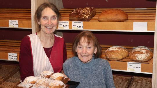 Erika Schmitt und Tochter Danny Petry freuen sich über das Firmenjubiläum der Bäckerei Schmitt aus Morbach-Gonzerath im Hunsrück