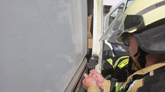 Einsatzkräfte der Feuerwache 1 befreiten am Dienstag in Idar einen Paketzusteller, der im Laderaum seines Fahrzeugs eingeschloss