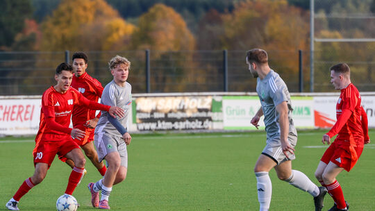 In der Hinrunde setzte sich der FC Borussia Niederroßbach gegen die SG St. Katharinen/Vettelschoß (rote Trikots) knapp mit 3:2 d