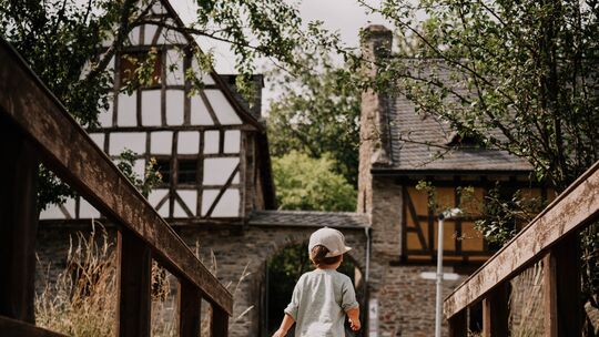 Auf Entdeckertour im Rheinland-Pfälzischen Freilichtmuseum in Bad Sobernheim: Für Besucher gibt es mehr als 40 Gebäude aus dem