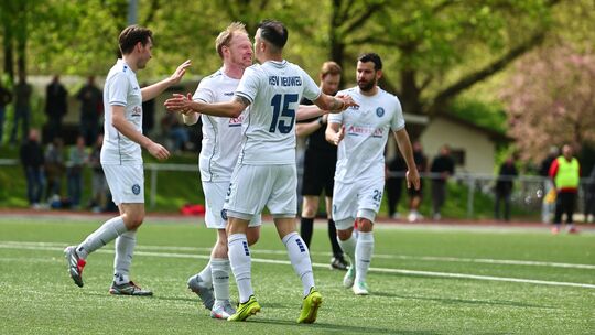 Gibt es gegen den Tabellenführer auch Grund zum Jubeln? Der HSV Neuwied (in Weiß) will den SV Untermosel schocken.