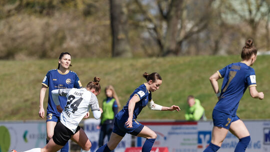 Mittelfeldmotor Vanessa Zilligen (am Ball) bleibt der SG 99 Andernach auch in der kommenden Saison treu. Erst einmal gilt es für