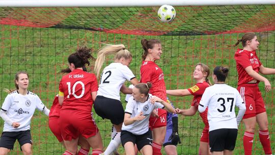 Im Hinspiel siegte der SC 13 Bad Neuenahr (weiße Trikots) mit 2:0 gegen den FC Urbar (rote Trikots).