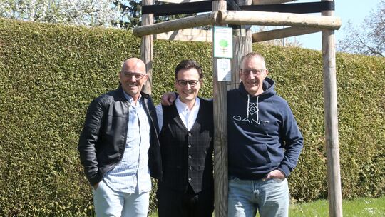 Willy Wolf im Gespräch mit seinem Cousin Thomas Bleser und Verbandsgemeindebürgermeister Maximilian Mumm.