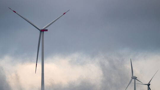 Genau auf der Türschwelle der Gemeinde Windhagen sollen neue Windräder gebaut werden.